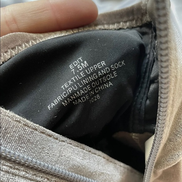 Steve Madden Velvet Ankle Booties Size 7.5 Womens Lavender Taupe Heeled Trendy - Picture 5 of 6